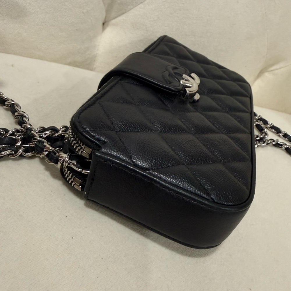 Chanel Black Quilted Leather crossbody Bag - Picture 4 of 14